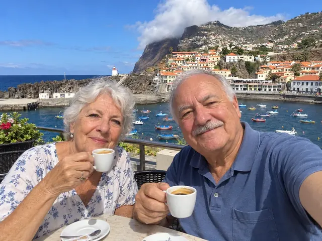 Casal com chávenas de café na mão junto ao porto da Madeira