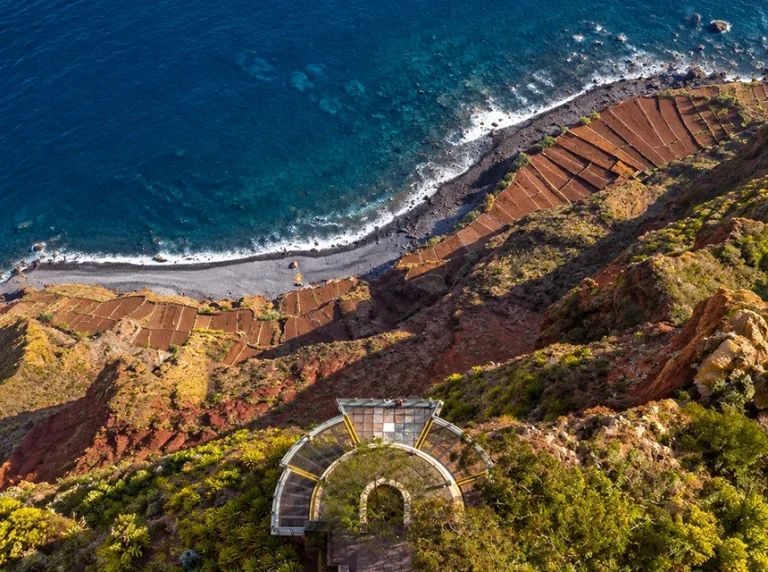 Vista da falésia do Cabo Girão, com campos em socalcos junto ao oceano.