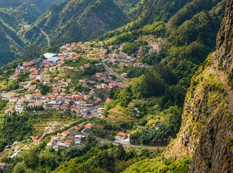 Casas do Curral das Freiras, num vale rodeado por montanhas escarpadas.
